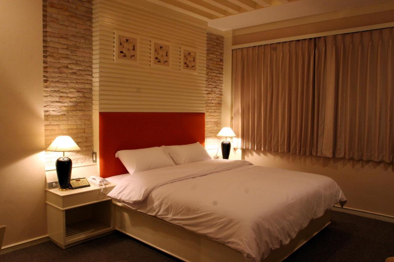 The Rich Hotel Nonthaburi Exterior photo