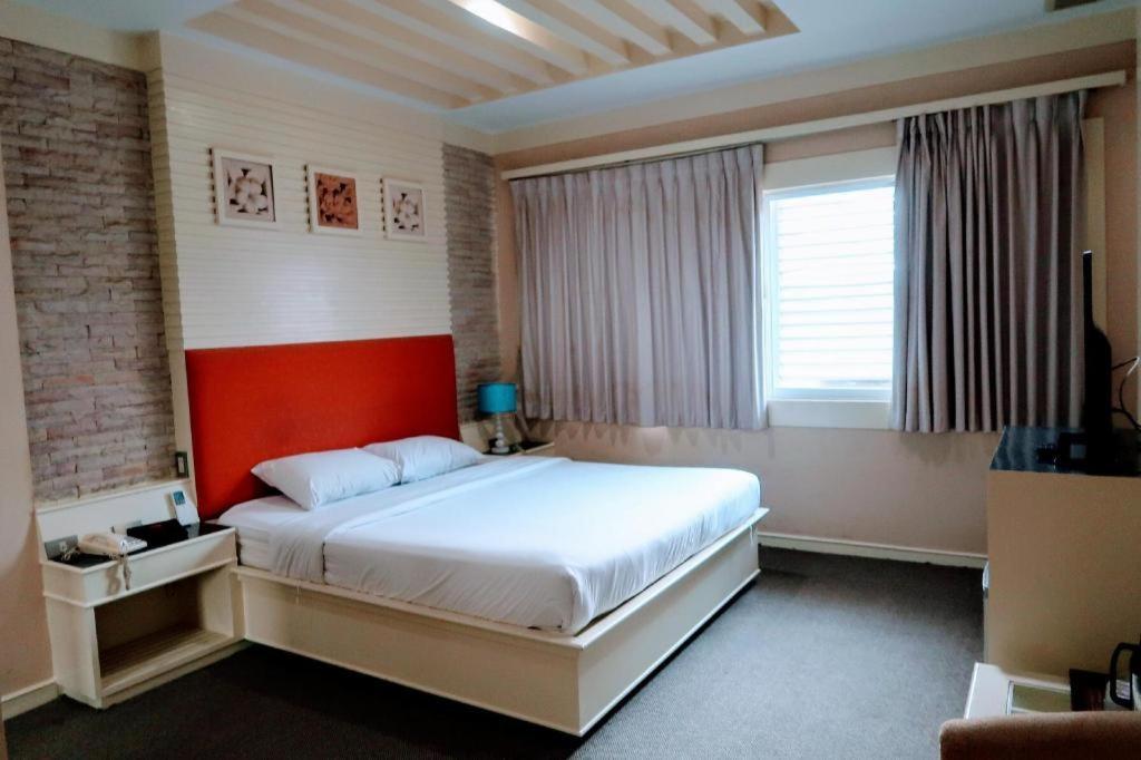 The Rich Hotel Nonthaburi Exterior photo