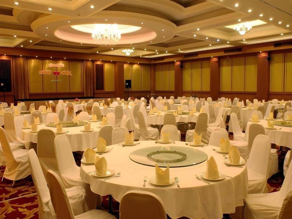 The Rich Hotel Nonthaburi Exterior photo